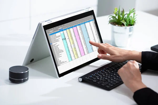 Närbild Affärskvinnas Hand Att Granska Kalkylblad Laptop Office — Stockfoto