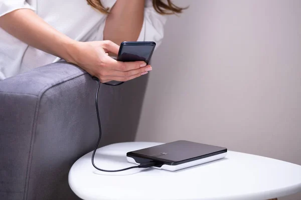 Mujer Cargando Smartphone Usando Powerbank Casa —  Fotos de Stock