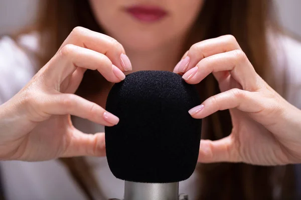 Frau Zerkratzt Mikrofon Mit Nägeln Asmr Geräusche Machen — Stockfoto