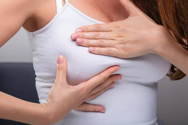 Närbild Kvinnans Hand Trycka Hennes Bröst — Stockfoto