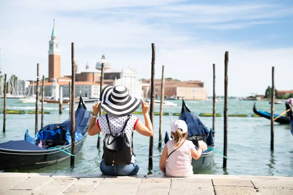 Matka Córka Siedzący Przed Gondolą Patrząc San Giorgio Maggiore — Zdjęcie stockowe