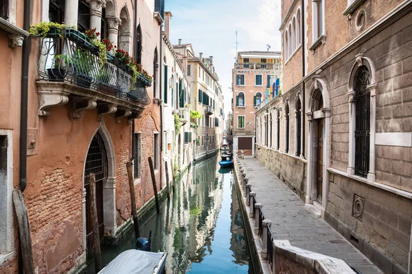 Edifícios Históricos Perto Canal Estreito Veneza Itália — Fotografia de Stock