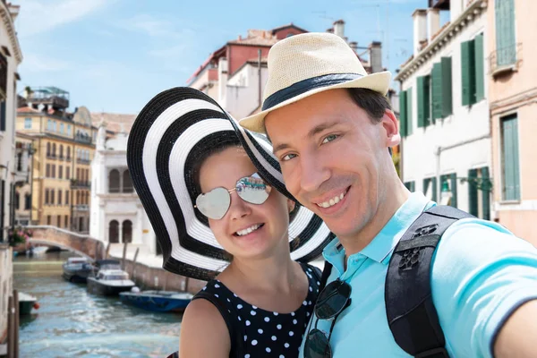 Retrato Casal Amoroso Sorridente Tomando Selfie Rua Veneza — Fotografia de Stock