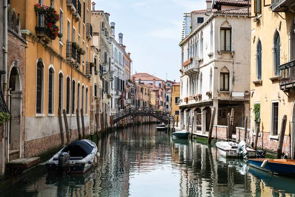 Pequeño Puente Que Conecta Las Casas Antiguas Largo Del Canal — Foto de Stock