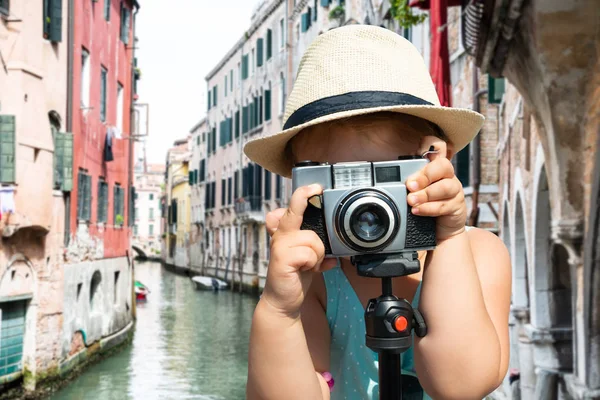 Портрет Маленькой Девочки Стоящей Над Мостом Фотографирующей Через Камеру Венеции — стоковое фото