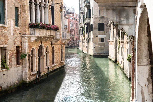 Edificios Históricos Cerca Del Canal Estrecho Venecia Italia — Foto de Stock