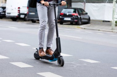 Şehir Yolunda Elektrikli Scooter Kullanan Bir İşadamının Yakın Çekim