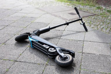 Kaza sonrası Beton Sokakta Yatan Elektrikli Scooter'ın Havai Görünümü