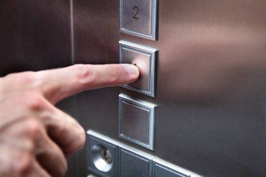 İnsan Parmağına Basarak Asansör Düğmesine Yakın Çekim