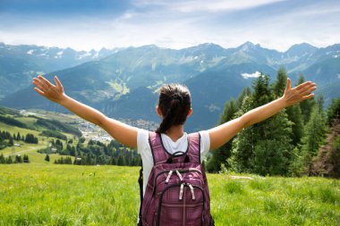 Panoramik Dağ Manzarasının Keyfini Sırt Çantasıyla Kadın