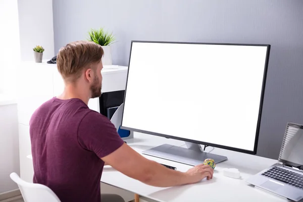 Uomo Affari Che Utilizza Desktop Alla Scrivania Ufficio — Foto Stock