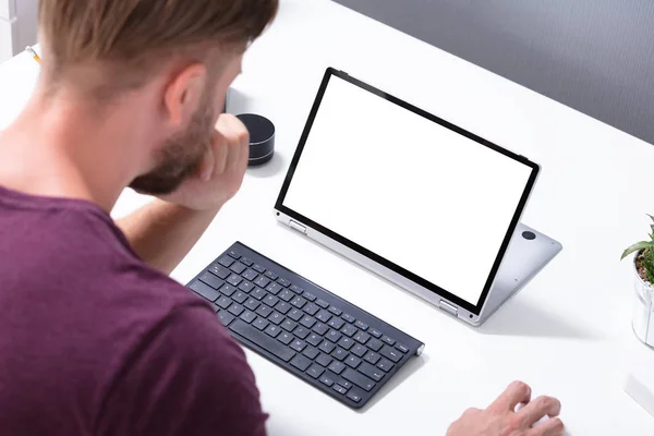 Close Mão Empresário Usando Laptop Com Tela Branca Branco — Fotografia de Stock