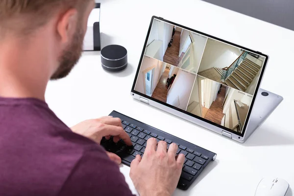 Nahaufnahme Eines Mannes Der Schwarz Weiß Videomaterial Auf Seinem Laptop — Stockfoto