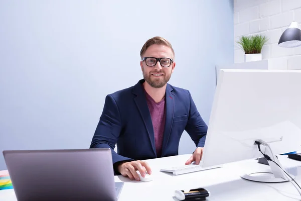 Portrait Jeune Homme Affaires Assis Devant Ordinateur Sur Lieu Travail — Photo