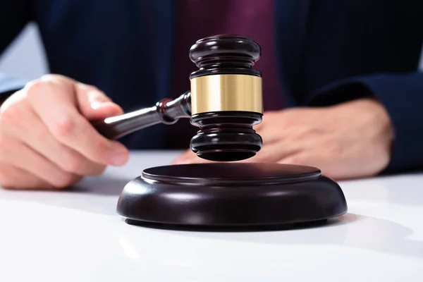 Judge Hand Striking Gavel Sounding Block White Desk Courtroom — Stock Photo, Image