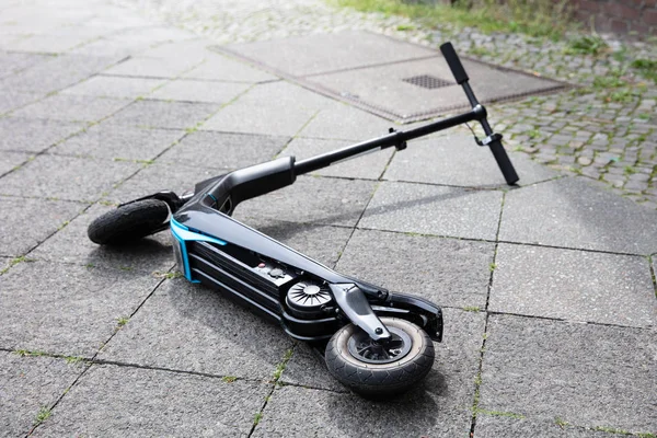 Bovenaanzicht Van Elektrische Scooter Liggend Betonnen Straat Ongeval — Stockfoto