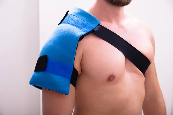 Shirtless Man Ice Pack His Shoulder Standing Wall — Stock Photo, Image