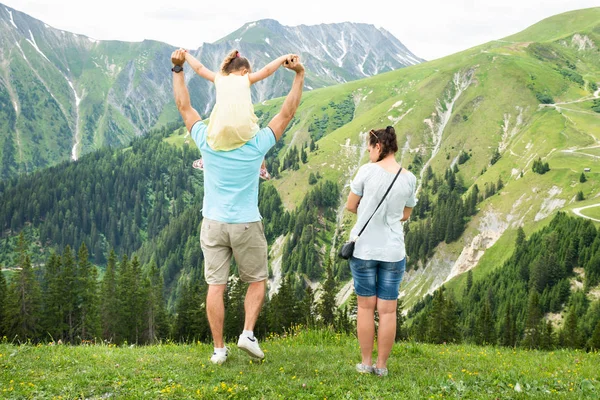 Rear View Family Looking Panoramic Mountain View — Stock Photo, Image