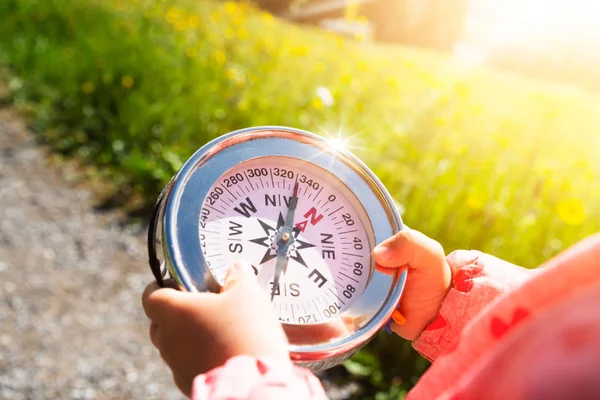 Flicka Som Spelar Geocaching Spel Fjällen Sommaren — Stockfoto