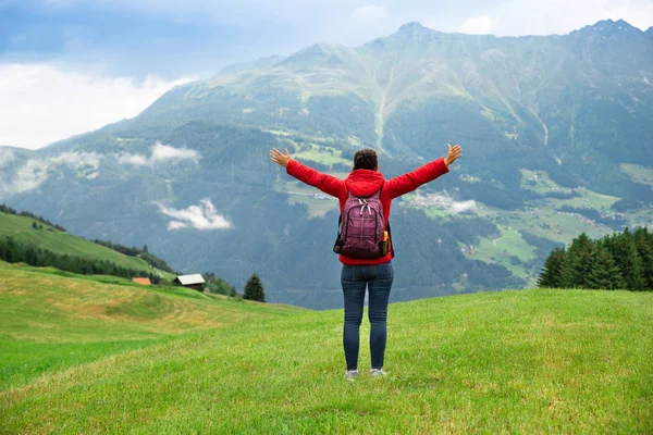 Mulher Com Mochila Desfrutando Vista Panorâmica Montanha — Fotografia de Stock