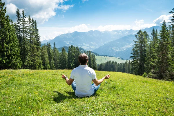 Muž Meditující Malebných Horách Rakousku — Stock fotografie