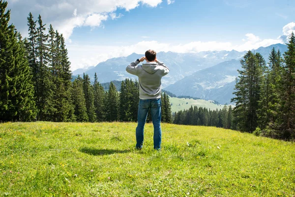 Άνθρωπος Απολαμβάνει Πανοραμική Θέα Στο Βουνό Στο Sunny Day — Φωτογραφία Αρχείου