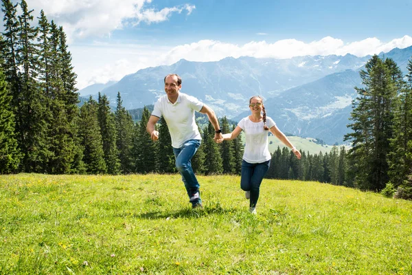 Couple Holding Hands Running Field Mountains — Stock Photo, Image