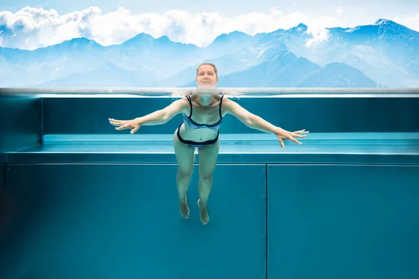 Sopra Sotto Acqua Foto Donna Che Nuota Piscina Montagna — Foto Stock