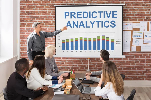 Businessman Memberikan Predictive Analytics Presentation His Colleagues Office — Stok Foto