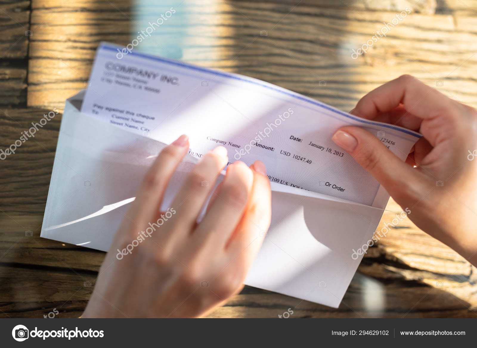 Primer Plano Del Sobre Apertura Mano Hombre Negocios Con Cheque