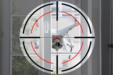 Pencereye Yakın Beyaz Drone Üzerinde Atış Poligonu Hedef Close-up