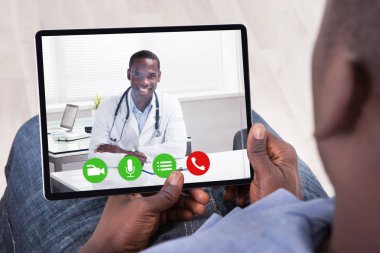 Bir Afrikalı Adam Dijital Tablet Doktor ile Video Konferans Yapıyor