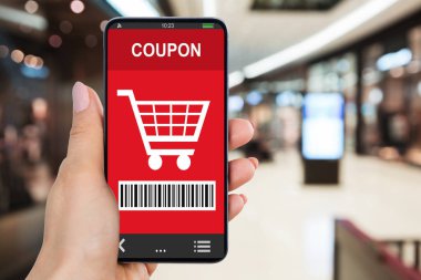 Alışveriş Merkezinde Alışveriş Kuponu Ile Kadın Eli Tutan Akıllı Telefon Yakın Çekim