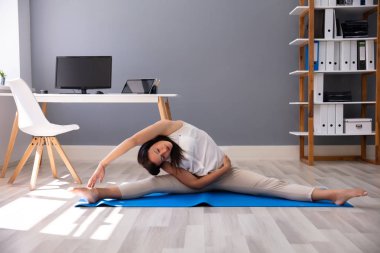 Mutlu Genç İşkadını İşyerinde Germe Egzersizi Yapıyor