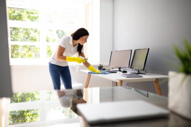 Ofiste Mavi Peçete ile Kadın Hademe Temizlik Masası Yan Görünümü