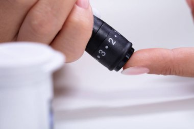 Glucometer ile Yüksek Kan Şekeri Testi Bir Kadının Eli Close-Up