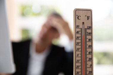 Ofiste Sıcak Havalarda Çalışan İşadamı Nın Önünde Termometre