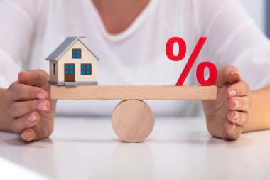 Küçük Ahşap Tahtüstü Kırmızı Yüzde Tabela ve Ev Modeli Koruma Kadın Eli