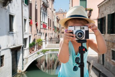 Venedik'te Kamera dan Fotoğraf Çekerken Köprü Üzerinde Duran Küçük Bir Kızın Portresi