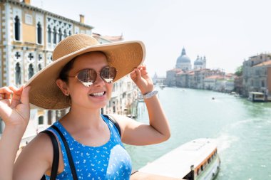 Venedik Büyük Kanalı Önünde Şapka Giyen Gülümseyen Genç Kadının Portresi