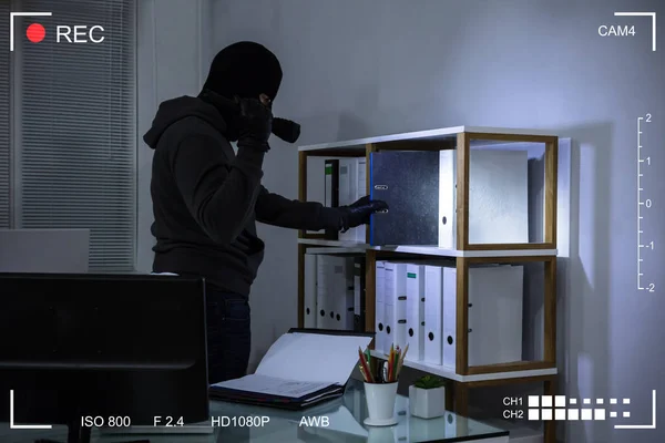 Dief Dragen Balaclava Stelen Bestand Van Plank Werkplek Scène Cctv — Stockfoto