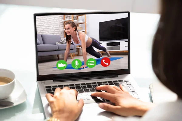 Zakenvrouw Doen Video Bellen Met Yoga Trainer Laptop Bureau — Stockfoto