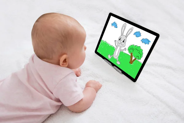 Een Kleine Baby Ligt Het Tapijt Het Bekijken Van Cartoons — Stockfoto