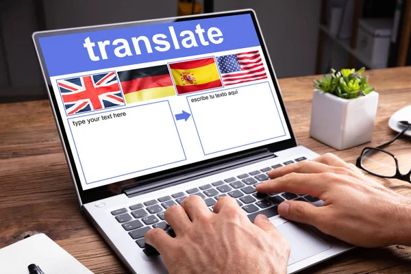 Frau Mit Laptop Zeigt Sprach Übersetzungs Anwendung Mit Landesflagge Hause — Stockfoto