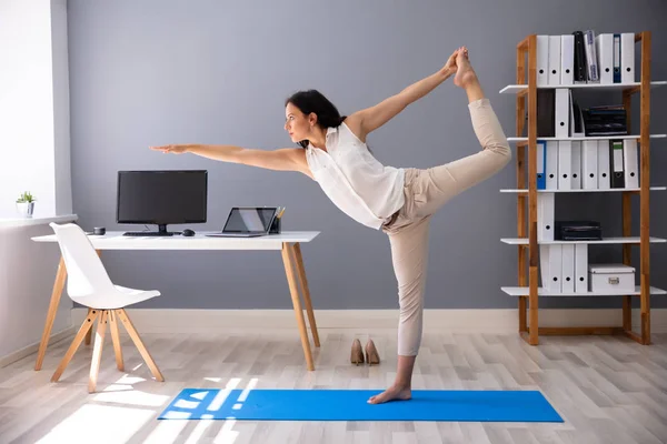 Felice Giovane Donna Affari Che Esercizio Stretching Sul Posto Lavoro — Foto Stock