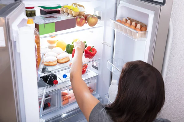 Rückansicht Einer Jungen Frau Die Lebensmittel Aus Dem Kühlschrank Nimmt — Stockfoto