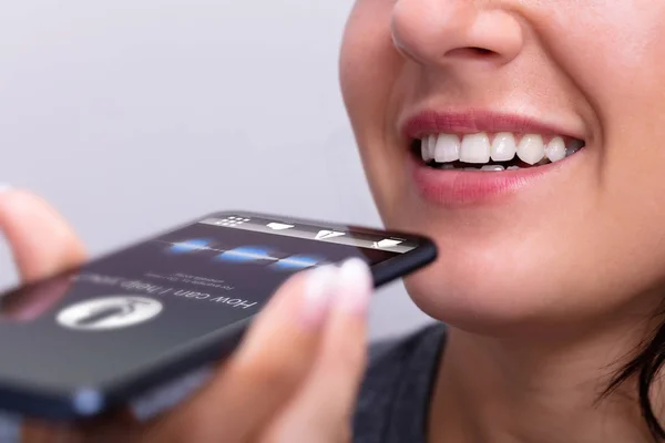 Primo Piano Una Giovane Donna Che Parla Sul Cellulare — Foto Stock