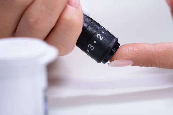 Close Mão Uma Mulher Testando Alto Açúcar Sangue Com Glicosímetro — Fotografia de Stock
