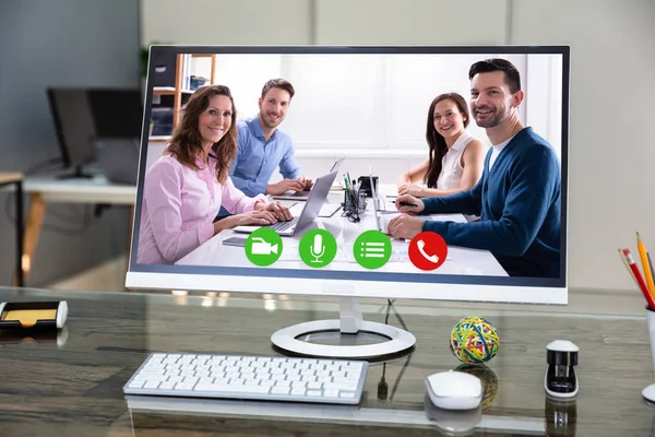 Ofis Masasında Videokonferans Uygulamasını Gösteren Bilgisayar Masaüstü — Stok fotoğraf