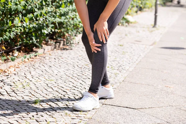 Close Van Een Vrouwelijke Jogger Met Pijn Haar Knie — Stockfoto